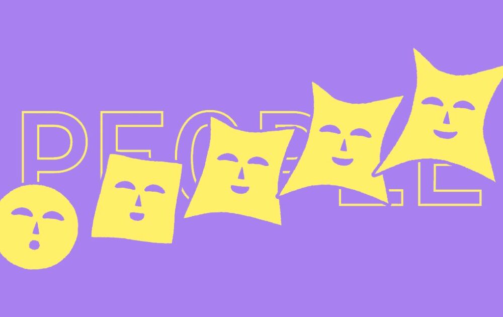 Fünf Masken in Form von Sternen. Im Hintergrund steht PEOPLE